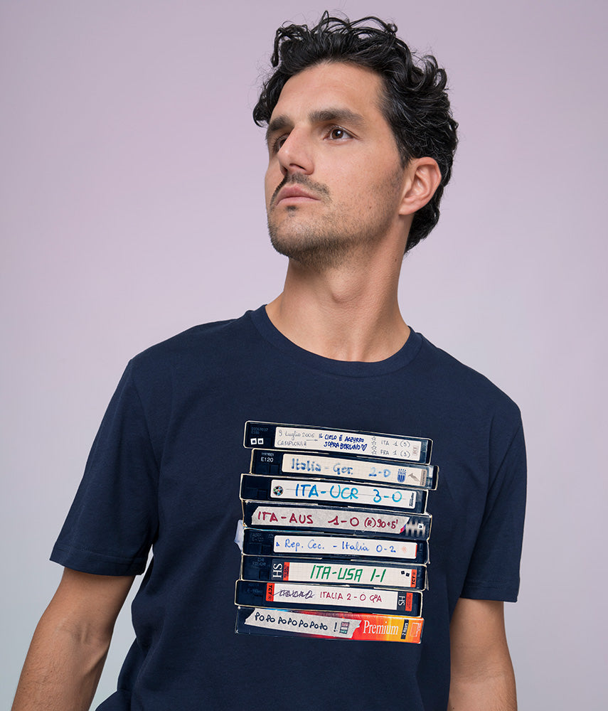 IL CIELO È AZZURRO SOPRA BERLINO! Tacchettee x Italia FIGC T-shirt stampata