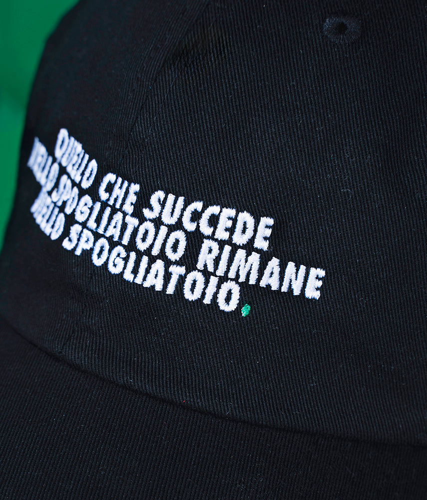 NELLO SPOGLIATOIO. Cappellino visiera