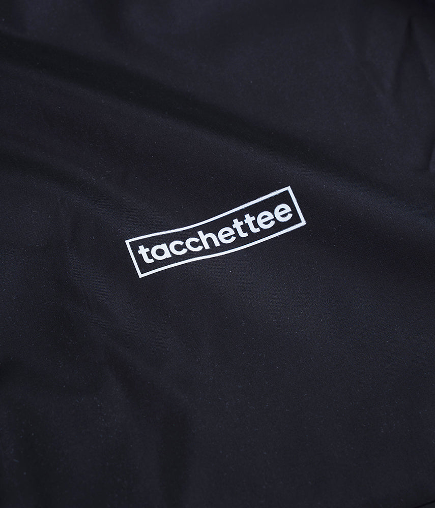 NELLO SPOGLIATOIO. Impermeabile antivento