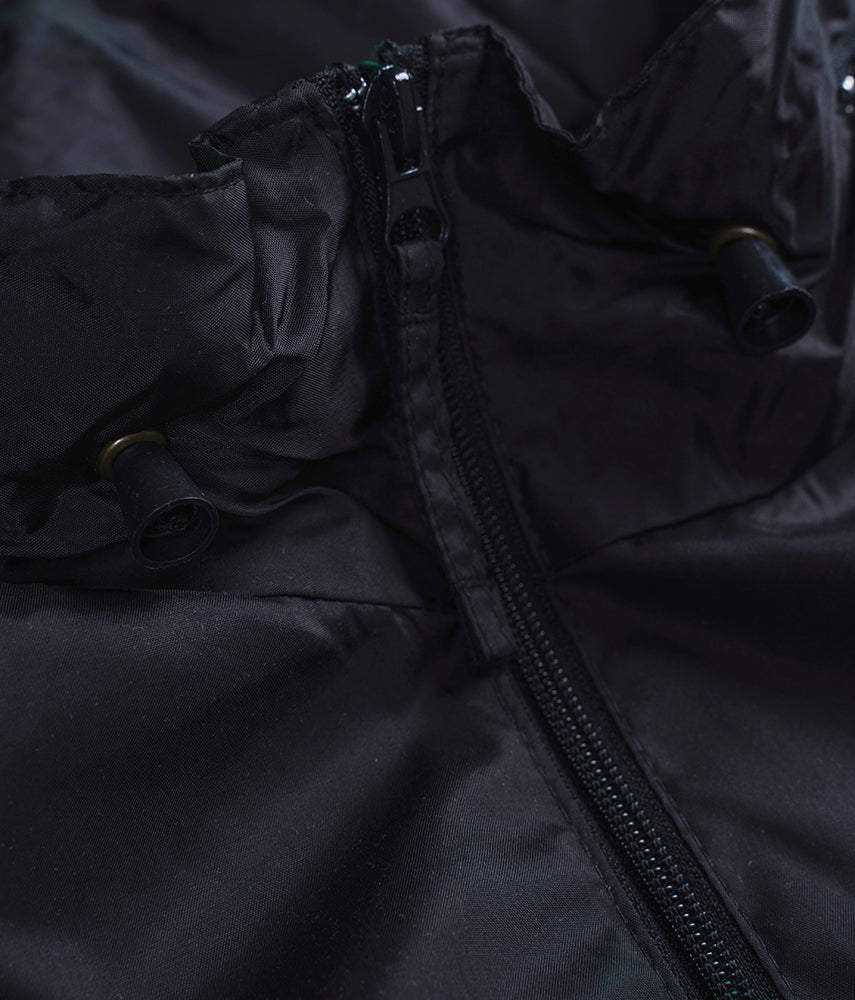 NELLO SPOGLIATOIO. Impermeabile antivento