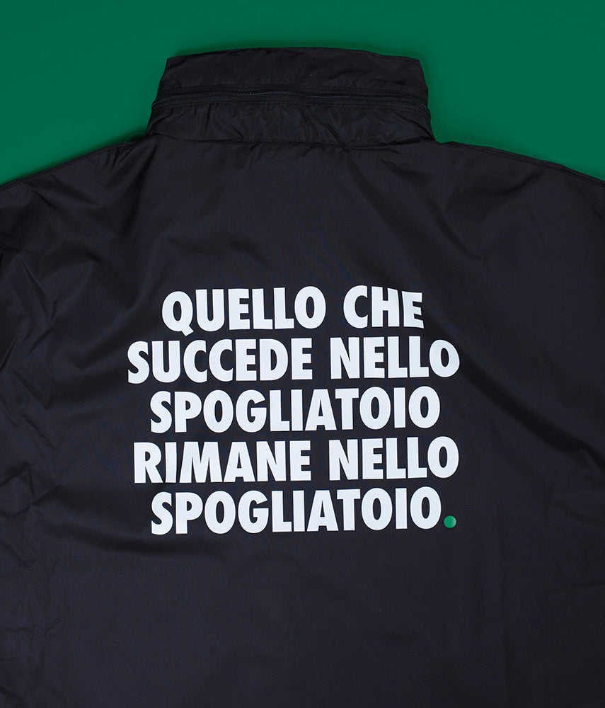 NELLO SPOGLIATOIO. Impermeabile antivento