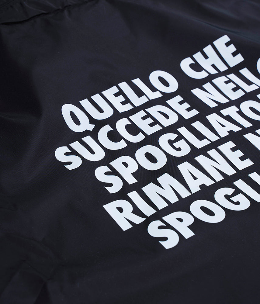 NELLO SPOGLIATOIO. Impermeabile antivento