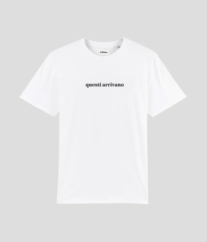 QUESTI ARRIVANO T-shirt stampata - Tacchettee
